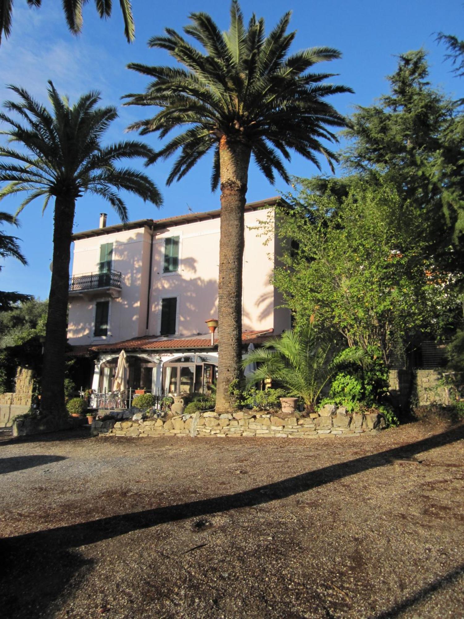 Hotel Ristorante Il Caminetto Diano Marina Exterior foto