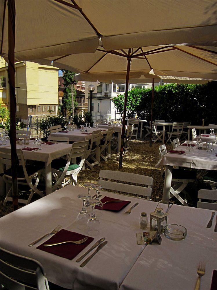 Hotel Ristorante Il Caminetto Diano Marina Exterior foto